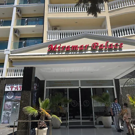 Miramar Palace アパート サニービーチ